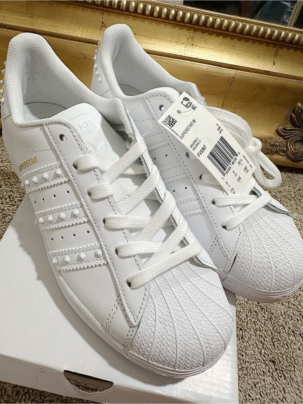 New In Box Adidas Wmns Superstar 'Studded Rivets in White FV3397 Size 7.5
